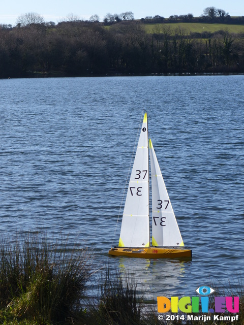 LZ00236 RC boat on Cosmeston lakes